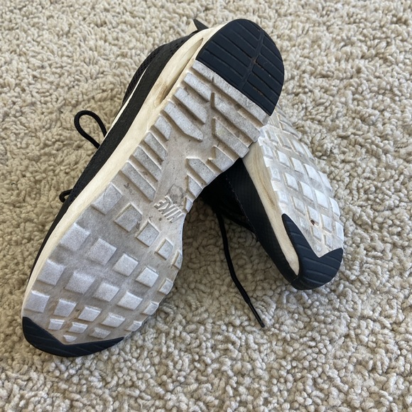 Nike exercise running shoe size 8 women’s. Lots of life left, great condition. - Picture 3 of 3